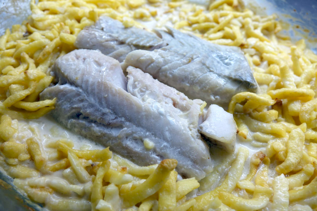 Poisson à la sauce crémeuse au cidre lit de spätzle tout au four