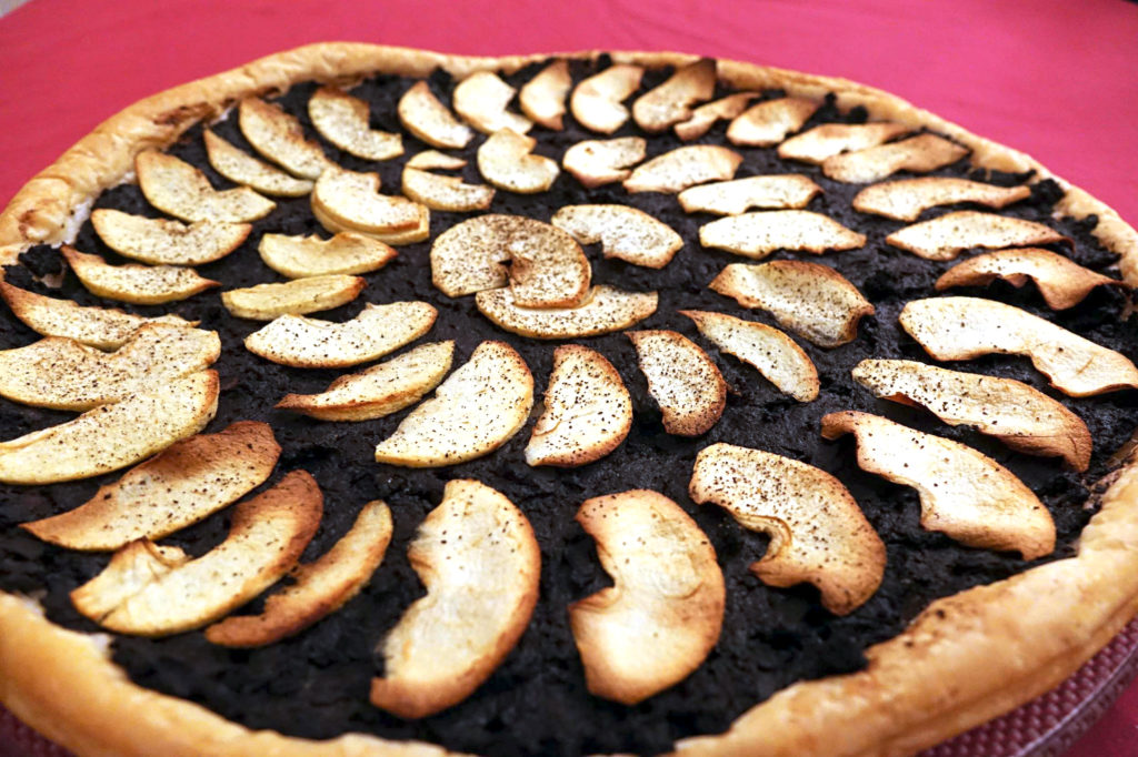 Tarte fine au boudin noir et aux pommes | Régal de paresse