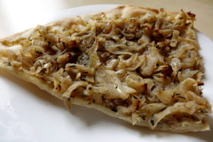 Plaque de pizza moitié anchois/pissaladiere Plaque de pizza