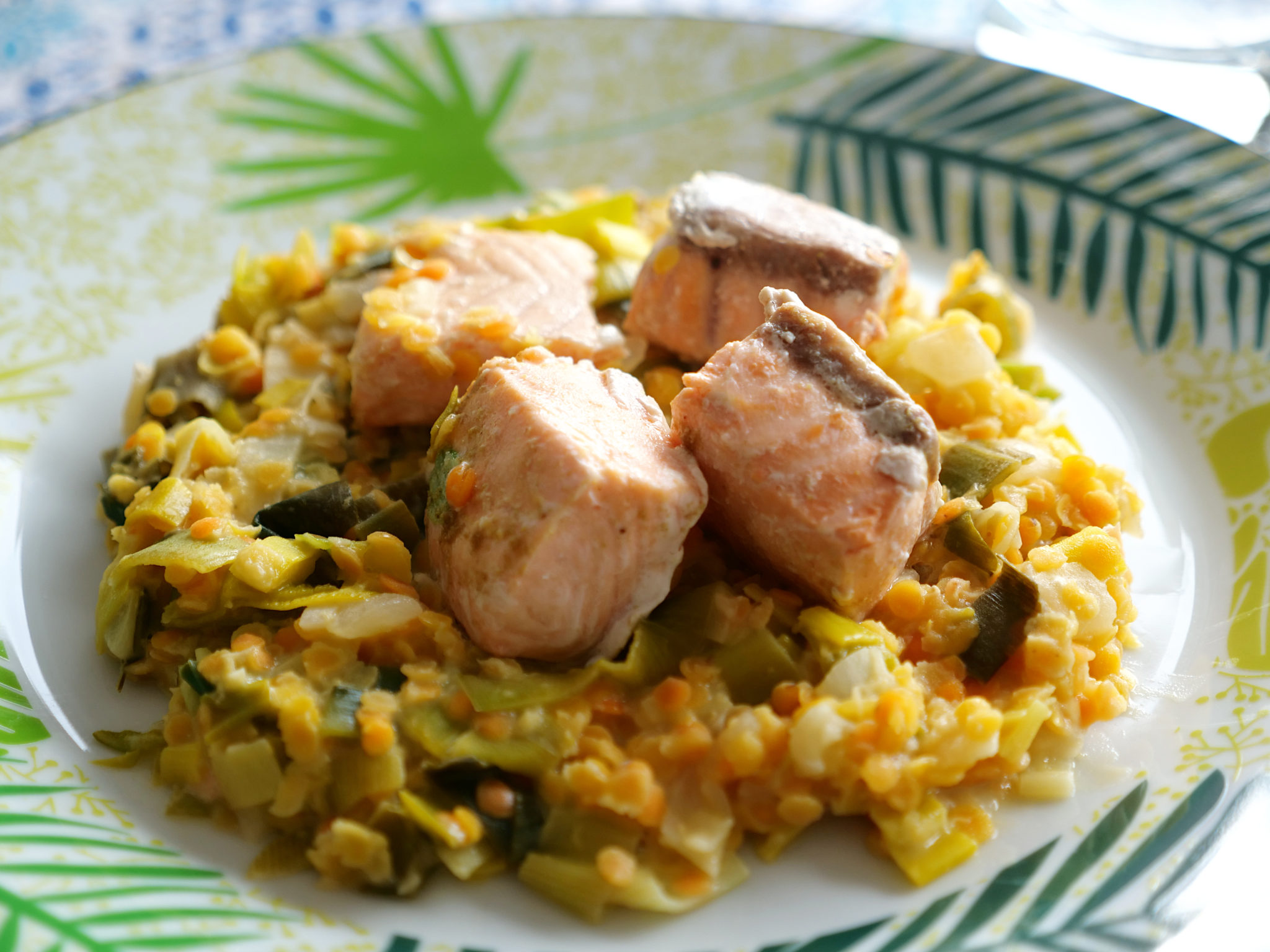 Fondue de poireau aux lentilles corail et au saumon, sauce crémeuse au